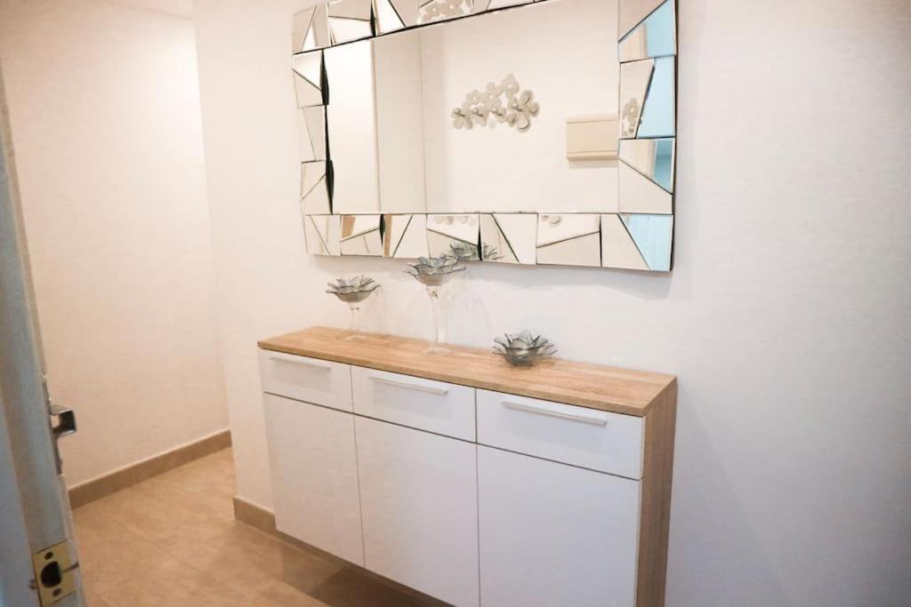 Centrico Y En Primera Linea De Playa. Apartamento